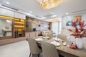 Minibar, individually decorated, individually furnished, desk - Convinia Luxury The Peak Midtown (Ho Chi Minh City)