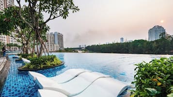 2 outdoor pools