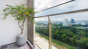Ein Balkon mit einem Blumentopf und Blick auf die Stadt.