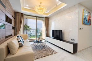 Panoramic Apartment | 3 bedrooms, minibar, individually decorated, individually furnished