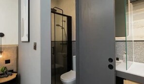 Haartrockner, Handtücher, Seife, Toilettenpapier