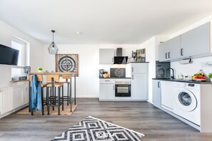 Fridge, oven, stovetop, dishwasher