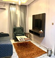 1 habitación, sistema de insonorización y tabla de planchar con plancha 