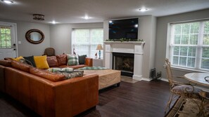 Smart TV, fireplace - Eli's Woodland Escape (Russellville)