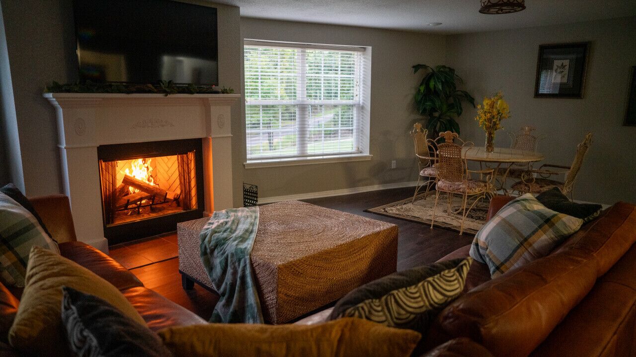 Una Smart TV, una chimenea