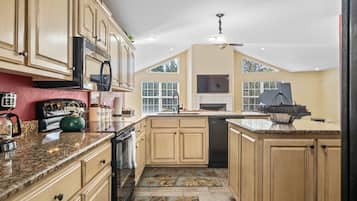 冷蔵庫、電子レンジ、オーブン、コンロ