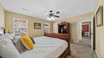6 bedrooms, desk, iron/ironing board, free WiFi