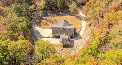 Aidan's Mountainside Manor: Serene, Spacious Elegance near Adventure