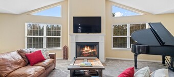 Aidan`s Mountainside Manor: Serene, Spacious Elegance near Adventure