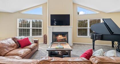 Aidan`s Mountainside Manor: Serene, Spacious Elegance near Adventure