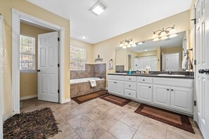 Hair dryer, towels - Aidan`s Mountainside Manor: Serene, Spacious Elegance near Adventure (Russellville)