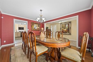 Dining - Aidan`s Mountainside Manor: Serene, Spacious Elegance near Adventure (Russellville)