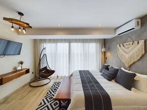 1 quarto, escrivaninha, ferros/tábuas de passar roupa, berço de viagem