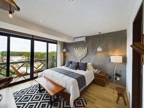 1 habitación, escritorio, tabla de planchar con plancha y cuna de viaje