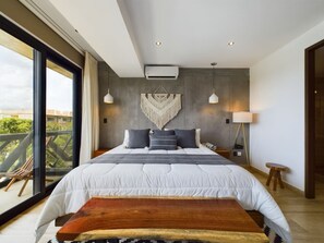 1 slaapkamer, een bureau, een strijkplank/strijkijzer, reisbedje