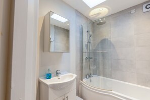 Shower, hair dryer, towels, soap - Lovelyhousebelfast  (Belfast)