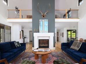 Smart TV, fireplace, ping pong, books - Forest Ridge Teton Basecamp with Hot Tub & Game Room (Victor)