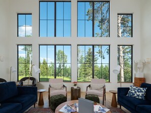 Smart-TV, Kamin, Tischtennisplatte, Bücher