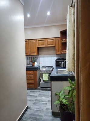 Kylskåp, mikrovågsugn, ugn och kaffe- och tebryggare