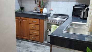 Fridge, microwave, oven, coffee/tea maker