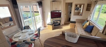 Burgh Castle 3-Bed Haven: Near Norfolk Broads