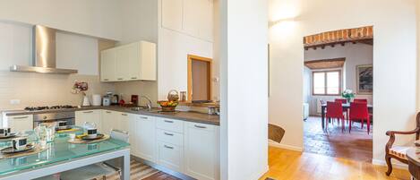 Fridge, oven, stovetop, dishwasher