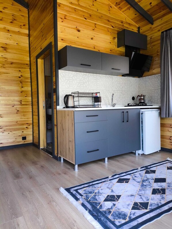 Standard-Baumhaus | Eigene Küche | Mini-Kühlschrank, Herdplatte, Wasserkocher, Grillplatte