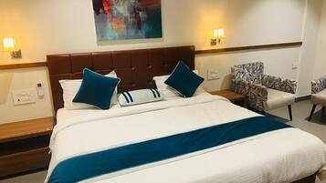 Deluxe Room | 1 bedroom, in-room safe, individually furnished, desk