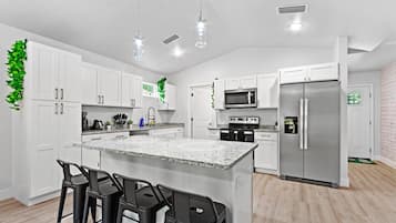 Een koelkast, een magnetron, een oven, een kookplaat