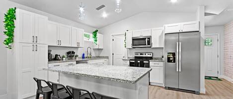 Réfrigérateur, micro-ondes, four, plaque de cuisson