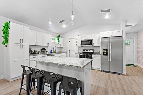 TIDE + TAILGATE - Sleeps 12, Arcades, Mini Golf