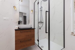 Ducha, secador de pelo y champú