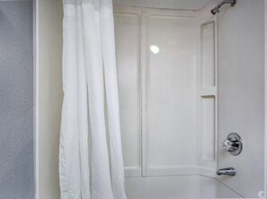 Badewanne, Handtücher, Shampoo