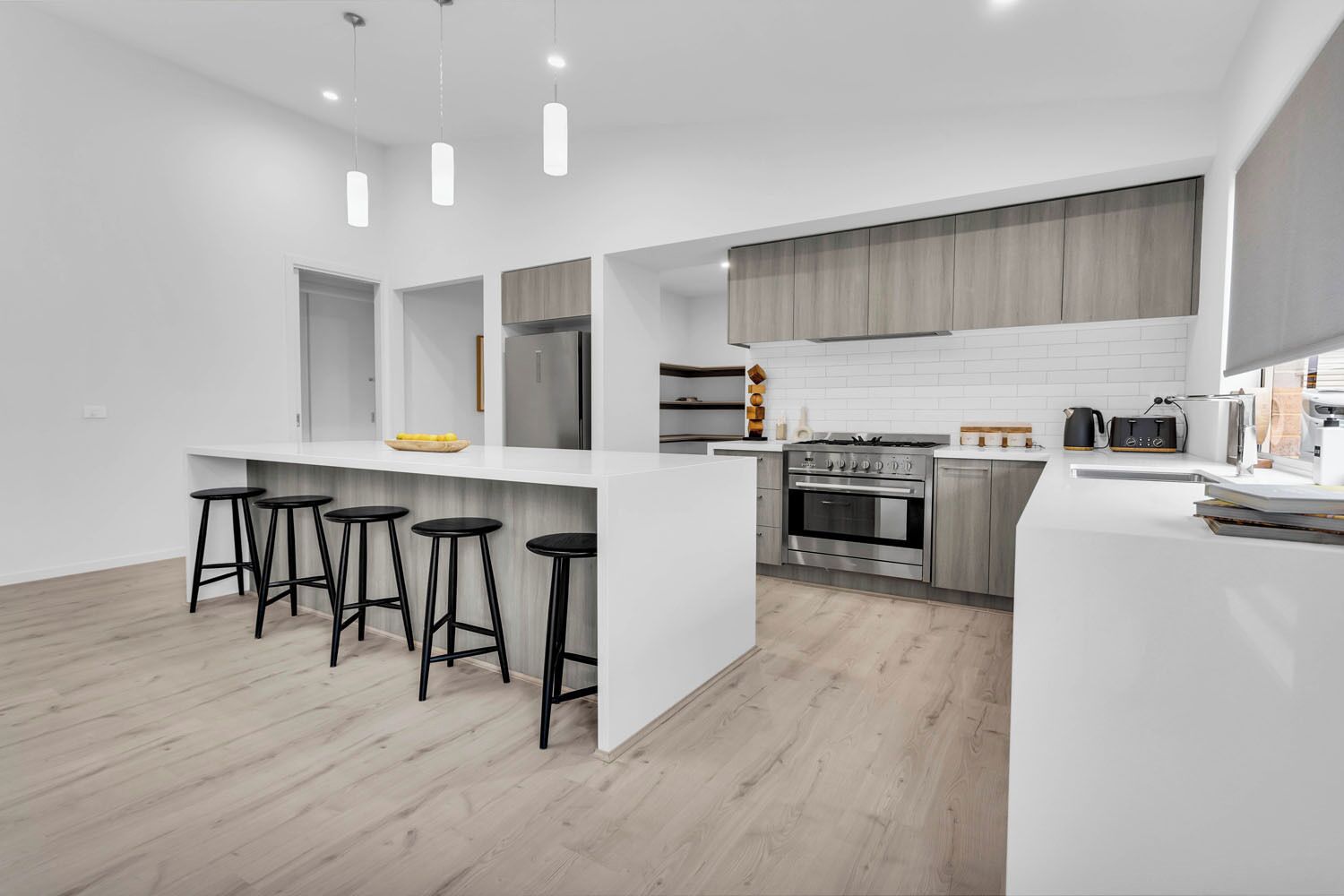 Een koelkast, een microgolfoven, een kookplaat, een vaatwasser