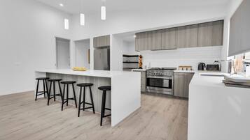 Réfrigérateur, micro-ondes, plaque de cuisson, lave-vaisselle