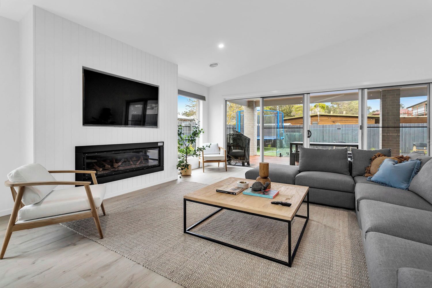 TV connectée, cheminée, table de tennis de table, livres