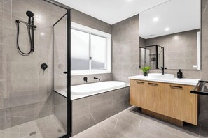 Douche, sèche-cheveux, serviettes fournies