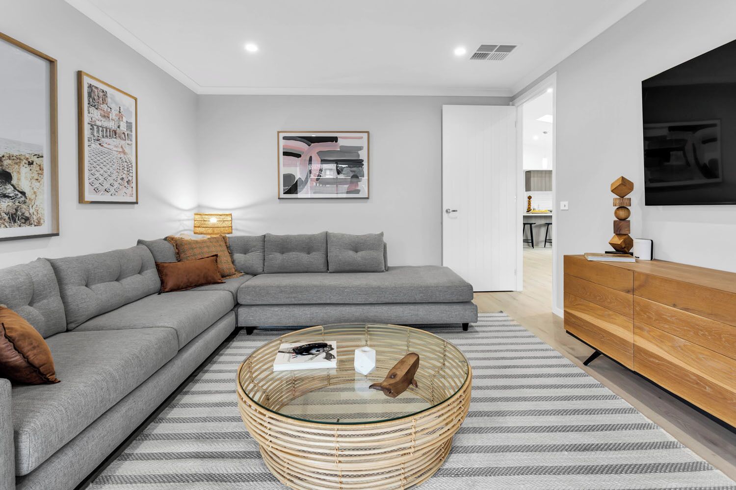 TV connectée, cheminée, table de tennis de table, livres