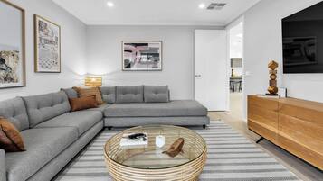 TV connectée, cheminée, table de tennis de table, livres