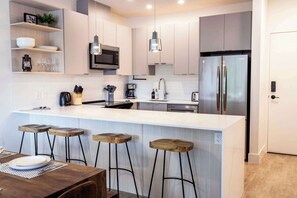 Fridge, microwave, oven, stovetop - Revy's Stellar Retreat (Revelstoke)