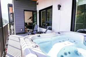 Terrace/patio - Revy's Stellar Retreat (Revelstoke)