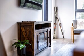 Interior - Revy's Stellar Retreat (Revelstoke)