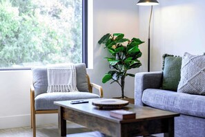 TV, fireplace, books, offices - Revy's Stellar Retreat (Revelstoke)