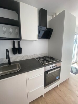 ثلاجة، فرن، موقد طهي مسطح، غسالة أطباق