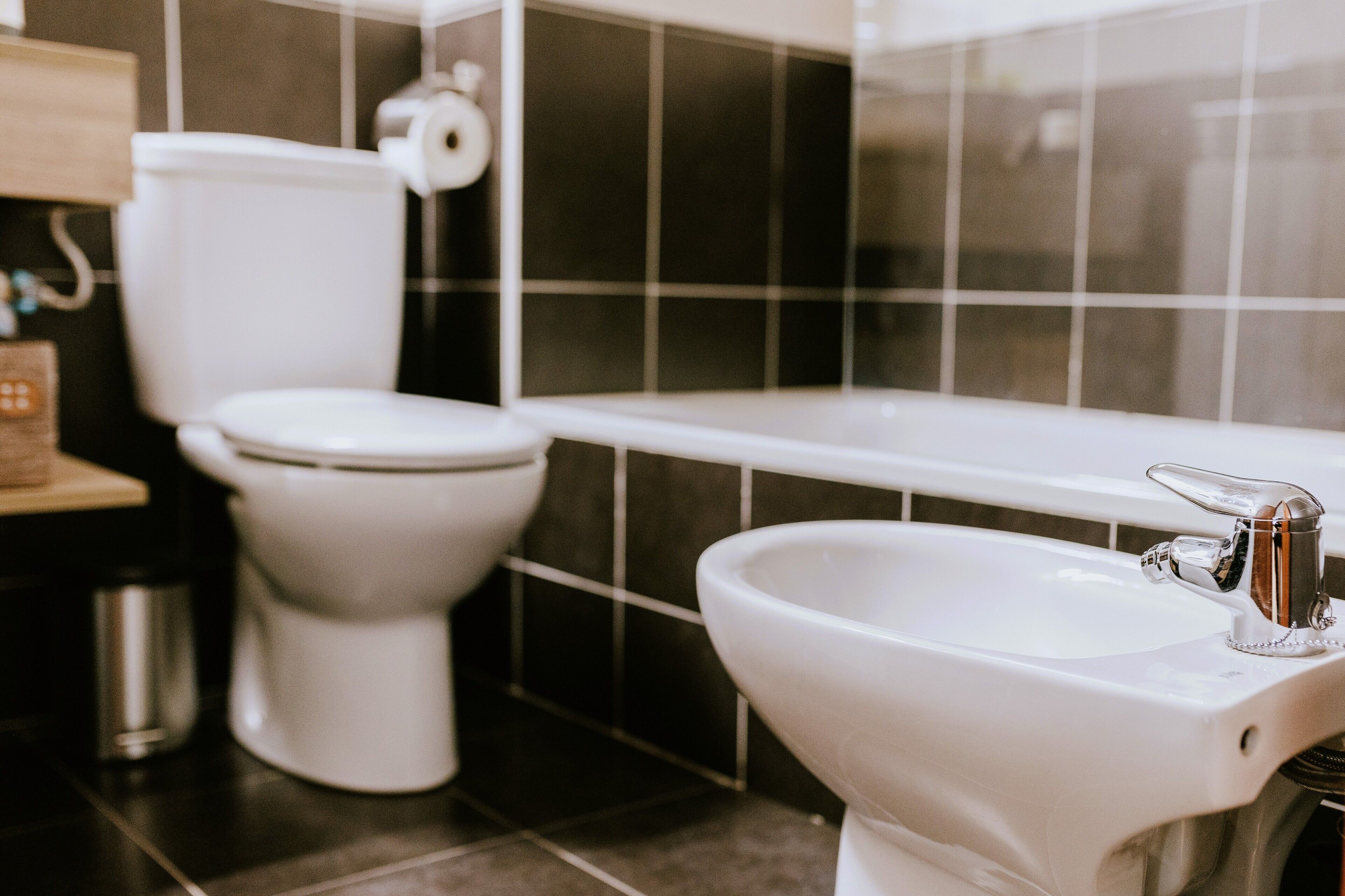 A bathroom with a toilet, sink, and bathtub.