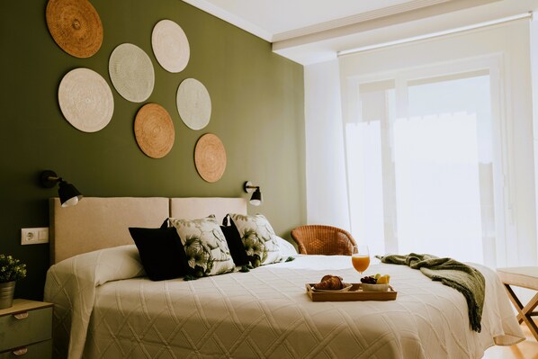 2 chambres, bureau, système d’insonorisation, fer et planche à repasser