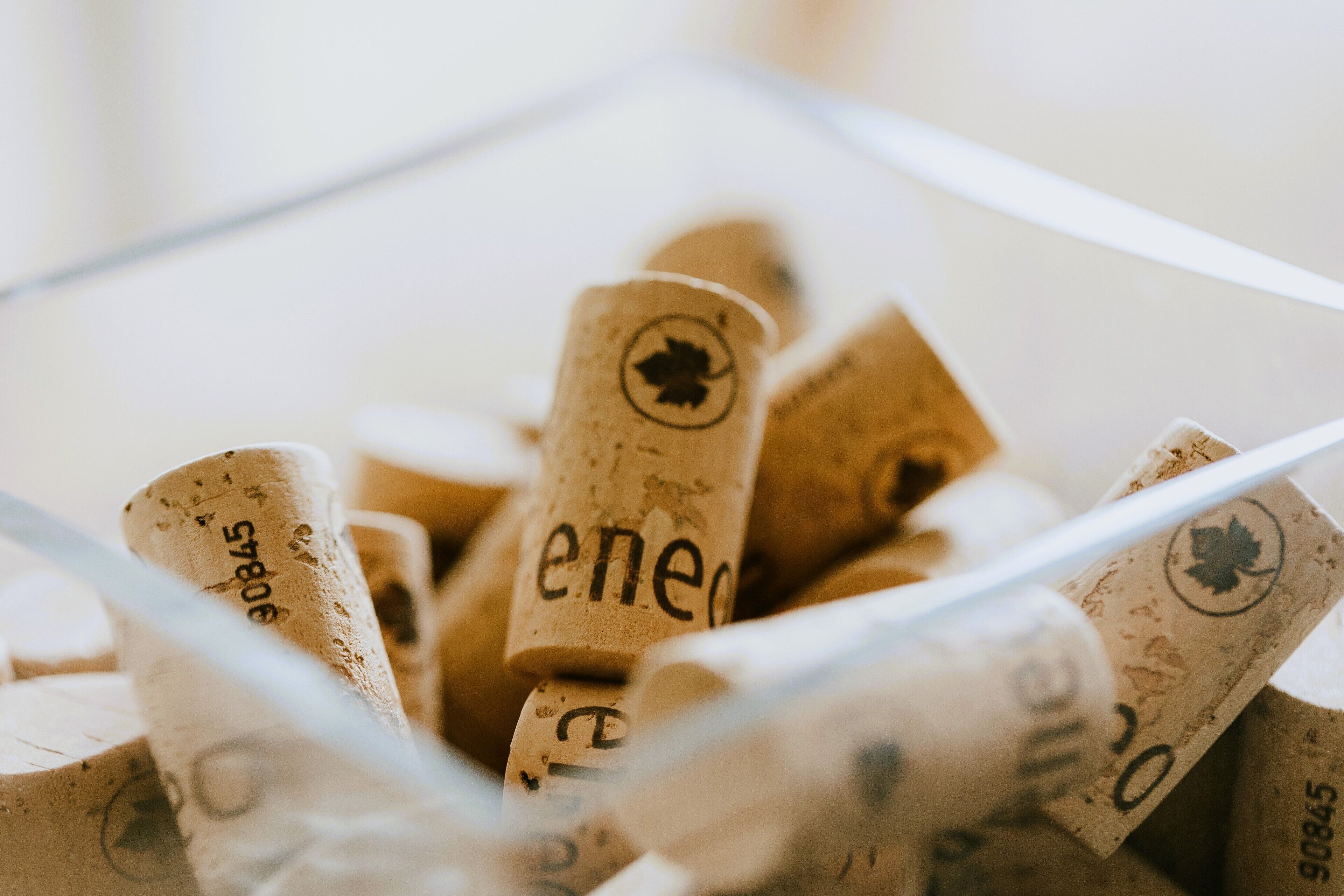 Primer plano de varios corchos de vino con texto y logotipos visibles.
