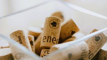 Primer plano de varios corchos de vino con texto y logotipos visibles.