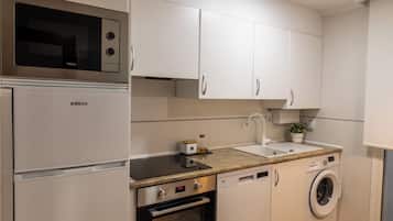 Frigorífico, microondas, horno y placa de cocina