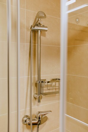 Dusche, Haartrockner, Bidet, Handtücher